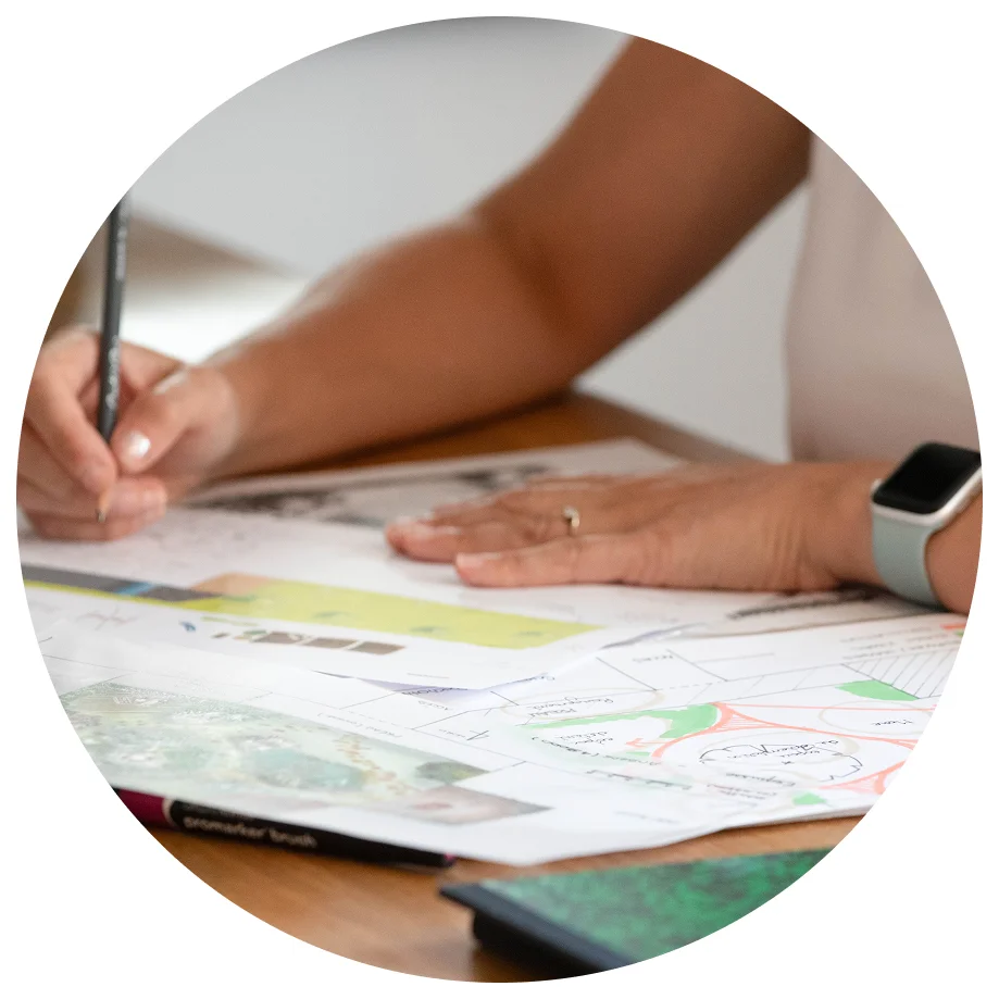 Hélène fondatrice conceptrice de jardins vivants et généreux